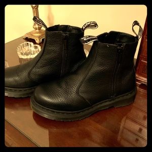 Dr. Marten w/zip Aunt Sally Chelsea Boots